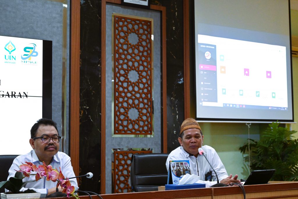 Rektor UIN Antasari saat tertarik mengamati simulasi penggunaan SiPAGU (Foto:Humas/Achmad Magfur)