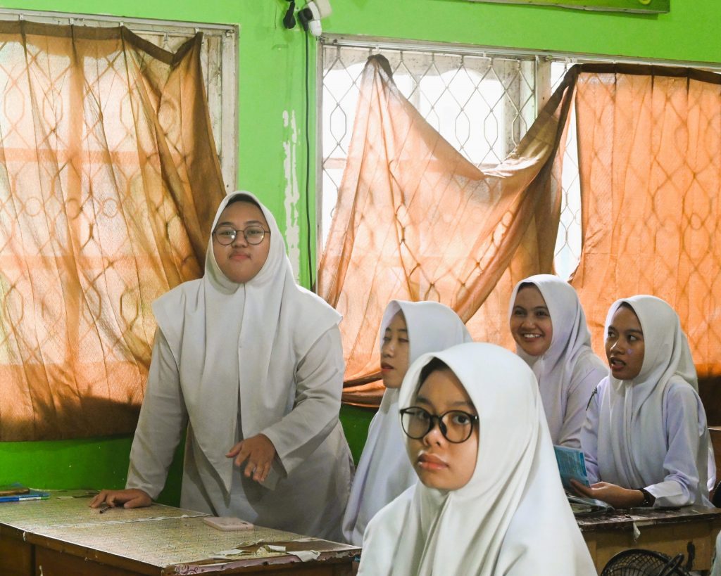 Siswi MAN 1 Tapin saat bertanya tentang UIN Antasari (Foto:Humas/Jamal Ripani)