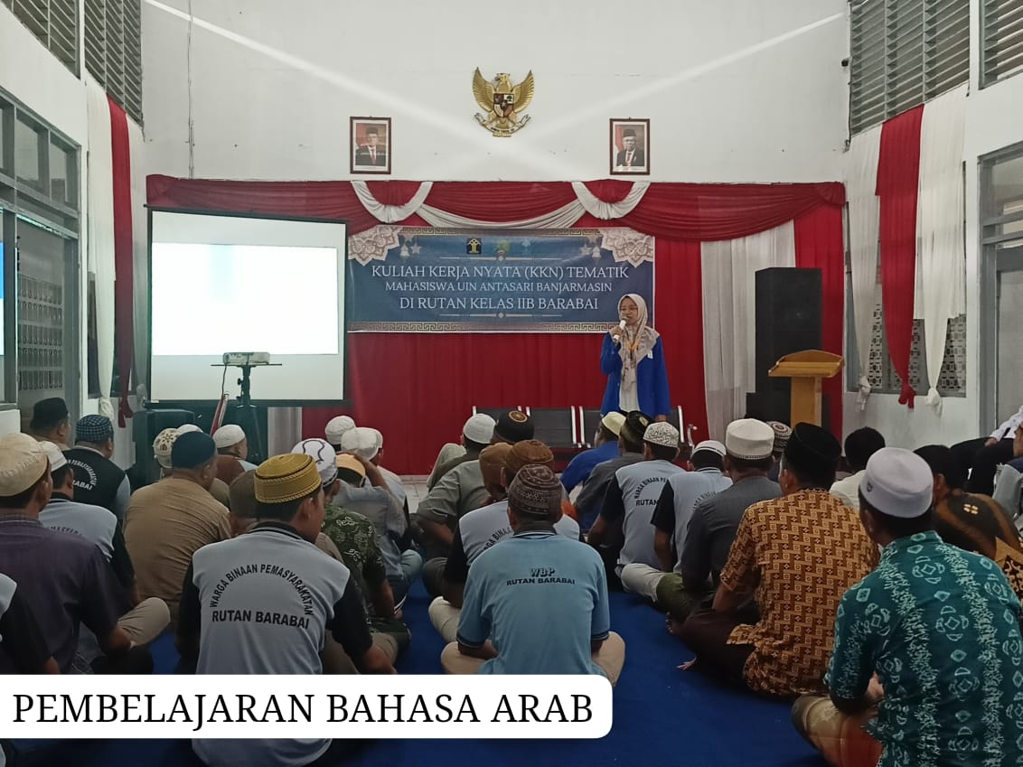 Syahma Azzahra, Mahasiswi KKN UIN Antasari saat memberikan pelajaran Bahasa Arab kepada warga binaan (Foto Humas Rutan Barabai)