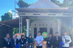 Tim Mahasiswa KKN saat mendampingi sertifikasi halal pelaku UMKM Desa Tebing Tinggi.