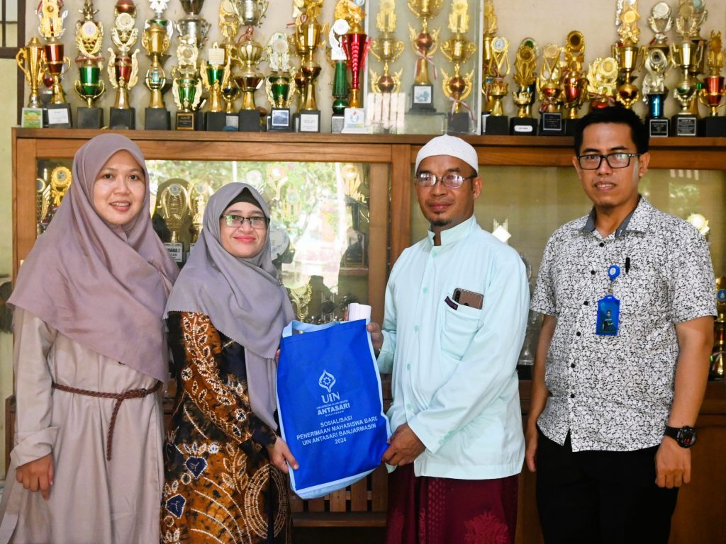 Tim Sosialisasi UIN Antasari saat hadir di Ponpes Ibnu Masud Putra (Foto:Humas/Jamal Ripani)