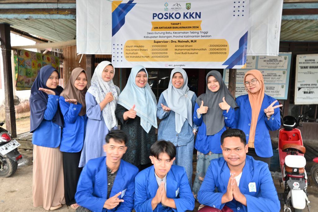 Foto bersama Tim Monitoring UIN Antasari dengan para mahasiswa/i KKN Desa Gunung Batu, Kecamatan Tebing Tinggi. (Foto:Humas/Baiti Rahmi)