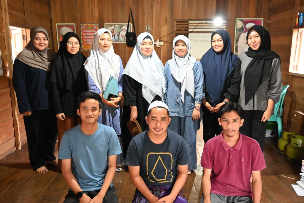 Foto bersama Tim Monitoring UIN Antasari dengan para mahasiswa/i KKN Kecamatan Tebing Tinggi. (Foto:Humas/Baiti Rahmi)