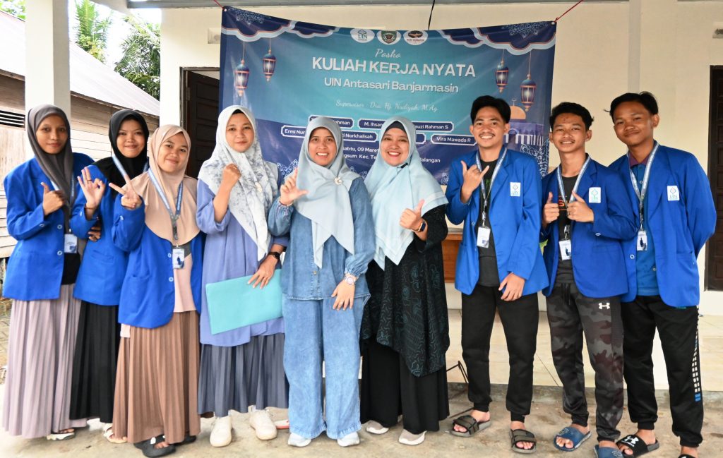 Foto bersama Tim Monitoring UIN Antasari dengan para mahasiswa/i KKN Desa Sungsum, Kecamatan Tebing Tinggi. (Foto:Humas/Baiti Rahmi)