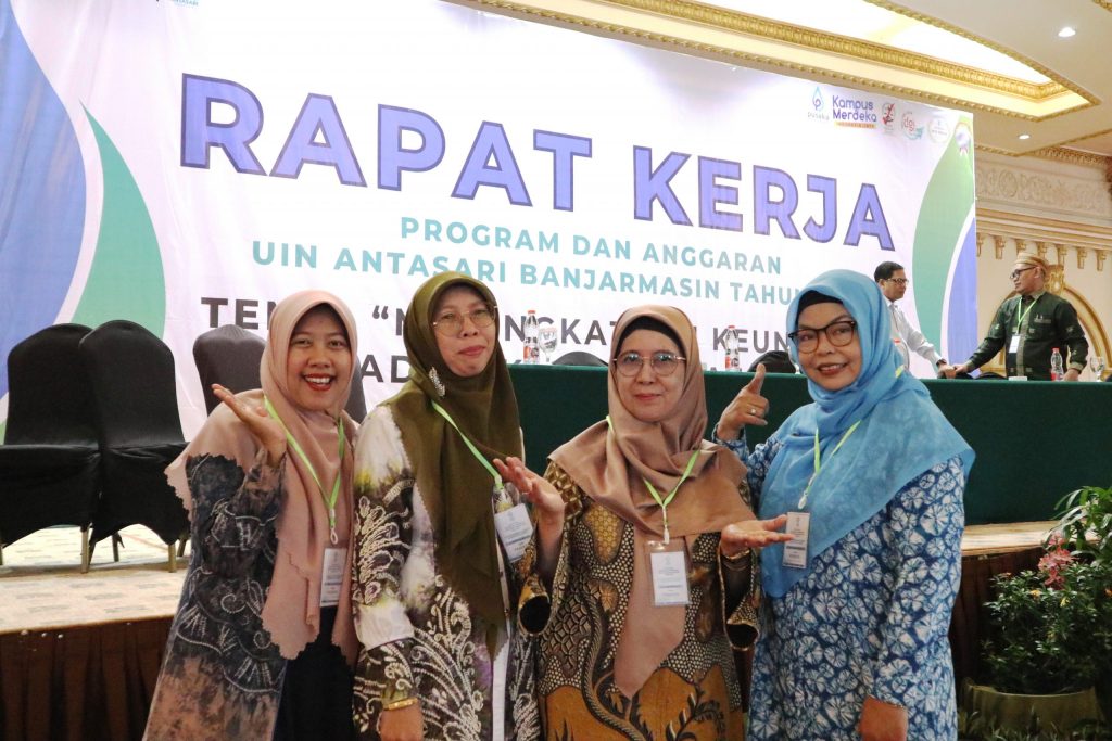 Wakil Rektor Dr. Hj. Nida Mufidah, M.Pd. saat berfoto bersama dengan 3 peserta Raker 2024 (Foto:Humas/Achmad Magfur)