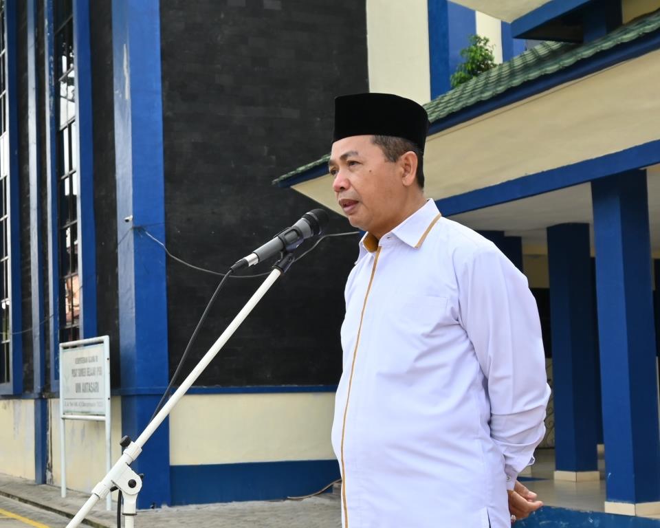 Wakil Rektor UIN Antasari Bidang AUPK Dr. H. Akhmad Sagir, M.Ag. saat menjadi pembina apel, Senin, 25 Maret 2024 (Foto Humas Jamal Ripani) - kompres