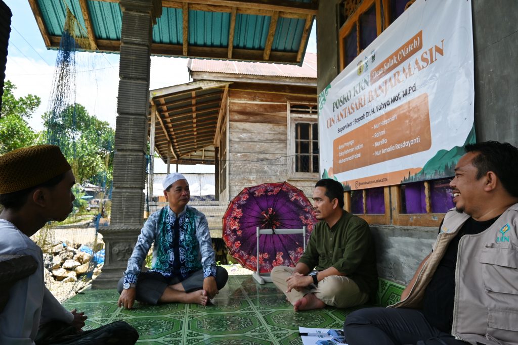 Wakil Rektor UIN Antasari Bidang AUPK saat monitoring KKN di Desa Nateh (Foto:Humas/Achmad Magfur)