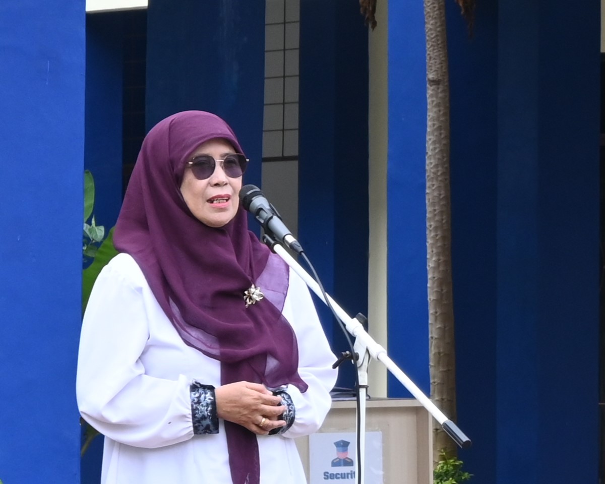Wakil Rektor UIN Antasari Bidang Akademik dan Kelembagaan Dr. Hj. Nida Mufidah, M.Pd. saat menjadi pembina Apel Mingguan Senin, 18 Maret 2024 (Foto Humas Jamal Ripani)