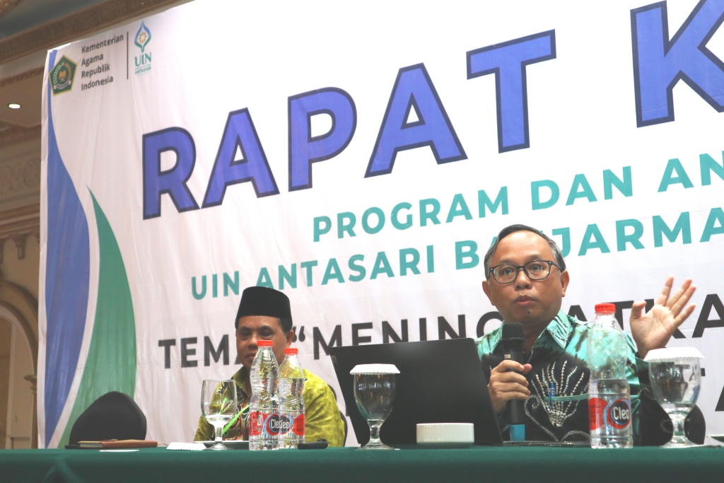 Wakil Rektor UIN Antasari Bidang Kemahasiwaan dan Kerja Sama Dr. Irfan Noor, M.Hum. di Raker 2024 (Foto Humas Achmad Magfur)
