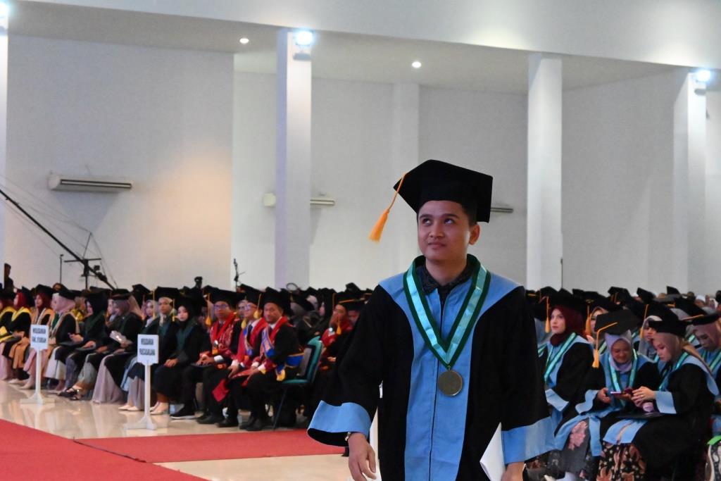 Ahmad Jazlin, S.Ag., Wisudawan UIN Antasari asal Malaysia saat berjalan menuju podium (Foto Humas Achmad Magfur)