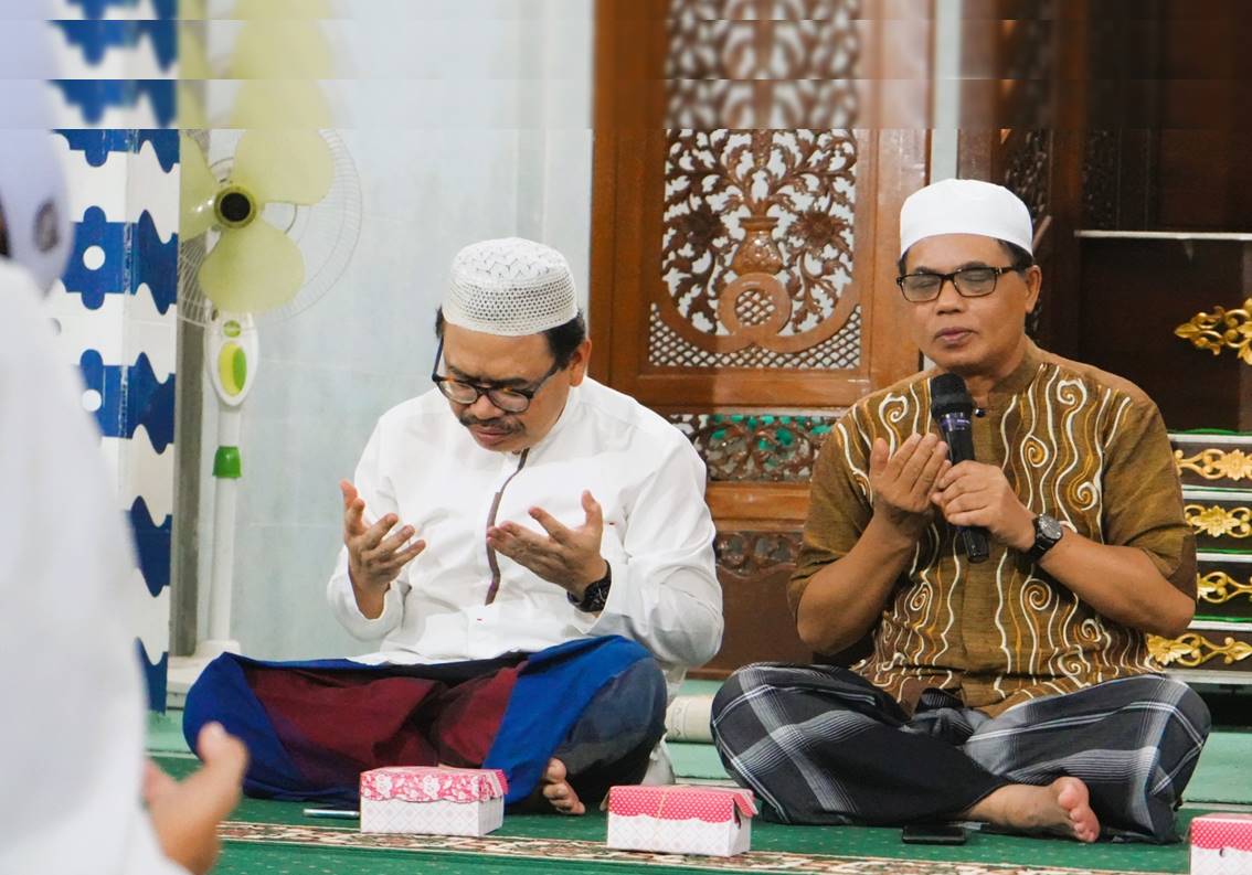 Almarhum Drs. H. Saifi, M.Pd. (Karo AAKK) saat bersama Rektor UIN Antasari di Penutupan Program Mahad (Foto Humas Baiti Rahmi)