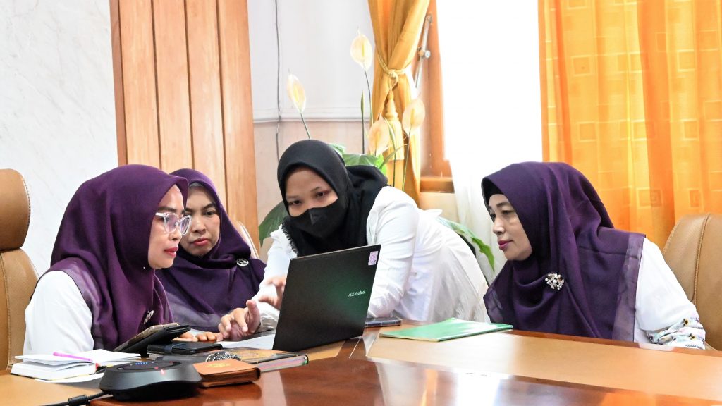 Annisa Budiarti, S.Kom. saat membantu kelancaran acara (Foto:Humas/Baiti Rahmi)