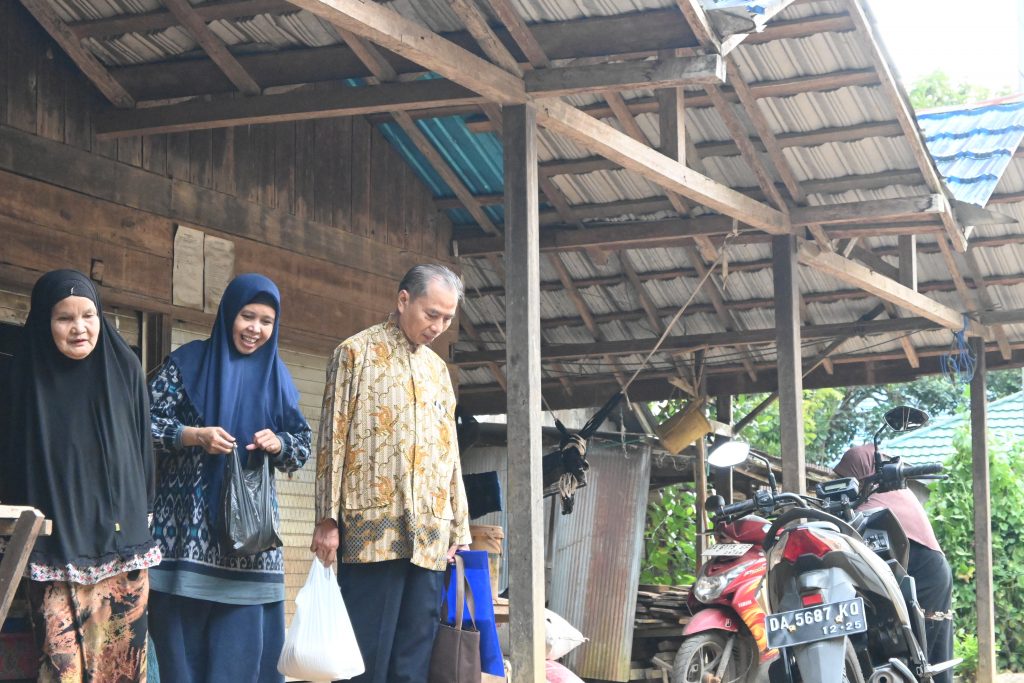 Dekan Fakultas Syariah UIN Antasari Dr. Hj. Amelia Rahmaiah, M.H. saat ceria usai membeli beras gunung (Foto:Humas/Achmad Magfur)