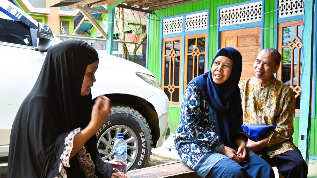 Dekan Fakultas Syariah UIN Antasari Dr. Hj. Amelia Rahmaniah, M.H. saat berbincang dengan warga paramasan (Foto:Humas/Achmad Magfur)