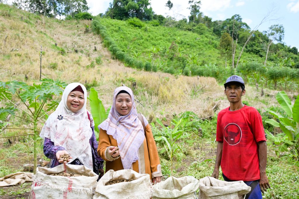 Dra. Hj. Siti Faridah, M.Ag. dan Dra. Mulyani, M.Ag. saat memborong hasil panen petani HST (Foto:Humas/Achmad Magfur)