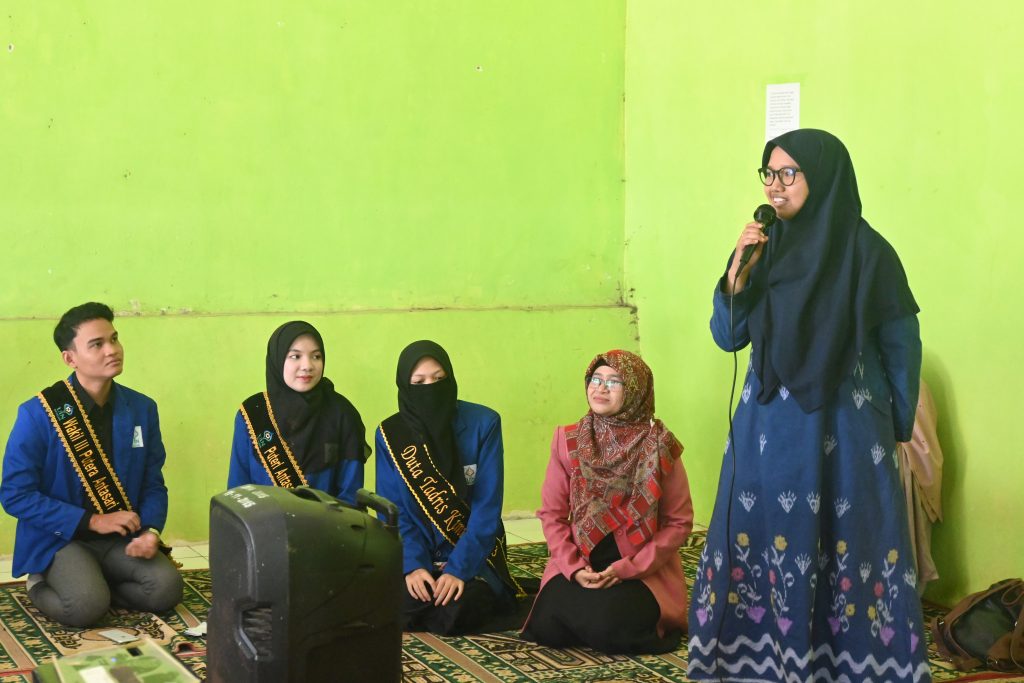 Ermalianti, M.Pd. saat menyosialisasikan Program Khusus Dai di MAN 1 Balangan (Foto:Humas/Jamal Ripani)