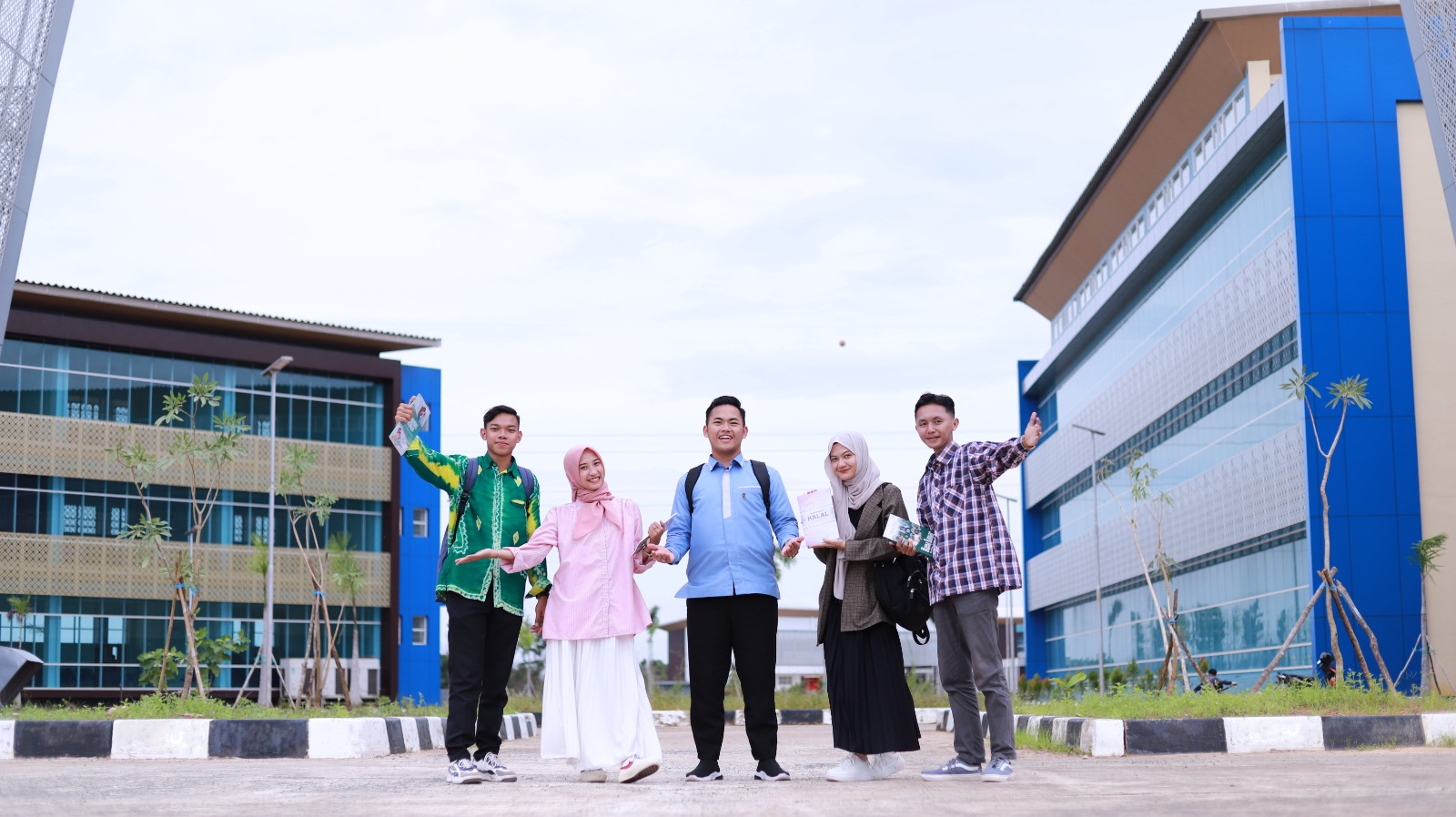 Foto anak2 PPA gaya welcom di kampus 2 - edit median jalan