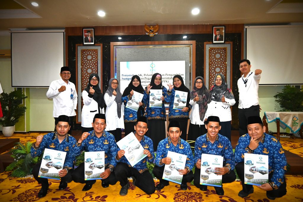 Foto bersama 9 PPPK Formasi 2023 dengan Tim Kepegawaian UIN Antasari (Foto:Humas/Achmad Magfur)