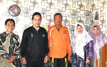 Foto bersama H. Masjidi dengan Tim LP2M UIN Antasari dan DPL (Foto:Humas/Achmad Magfur) - kompres