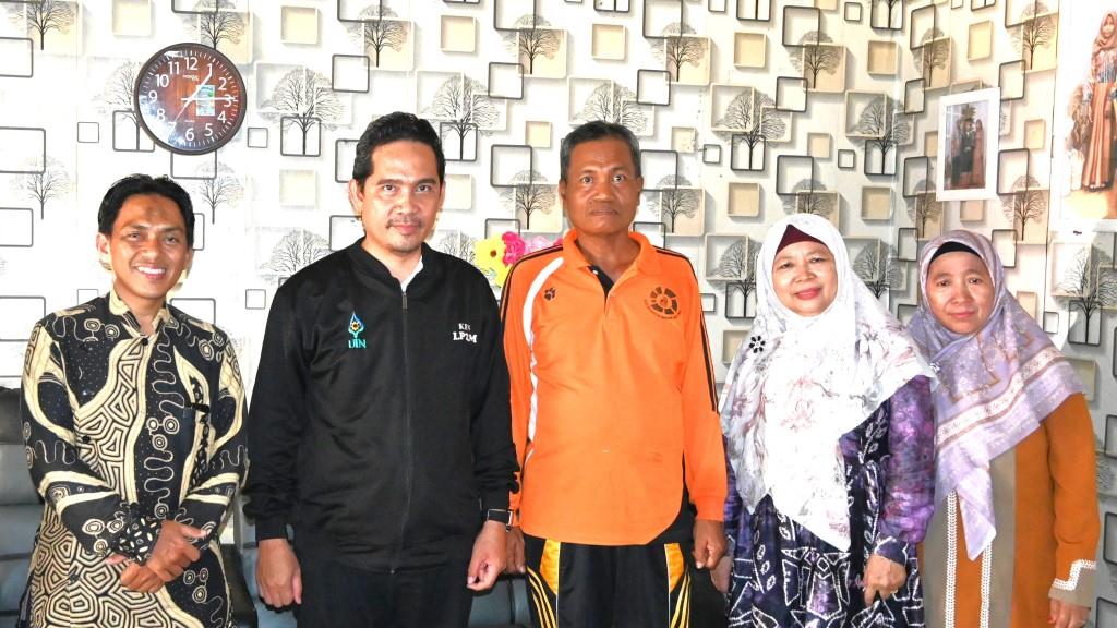 Foto bersama H. Masjidi dengan Tim LP2M UIN Antasari dan DPL (Foto:Humas/Achmad Magfur) - kompres