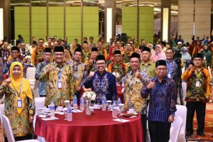 Foto bersama Rektor UIN Antasari dengan Forum Dekan FSH PTKIN se-Indonesia 2024 - kompres