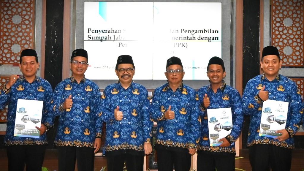 Foto bersama Rektor dengan para PPPK Baru Formasi 2023 (Foto:Humas/Achmad Magfur)