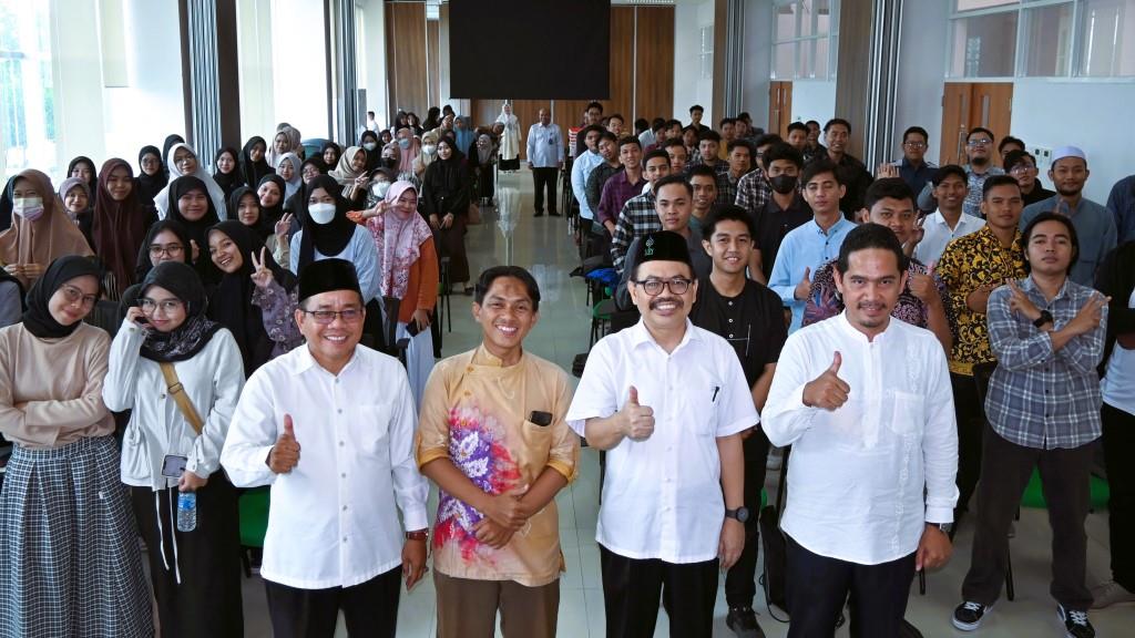 Foto bersama Rektor dengan para peserta KKN Tahap 2 Semester Genal 2023/2024 (Foto:Humas/Achmad Magfur) - Copy