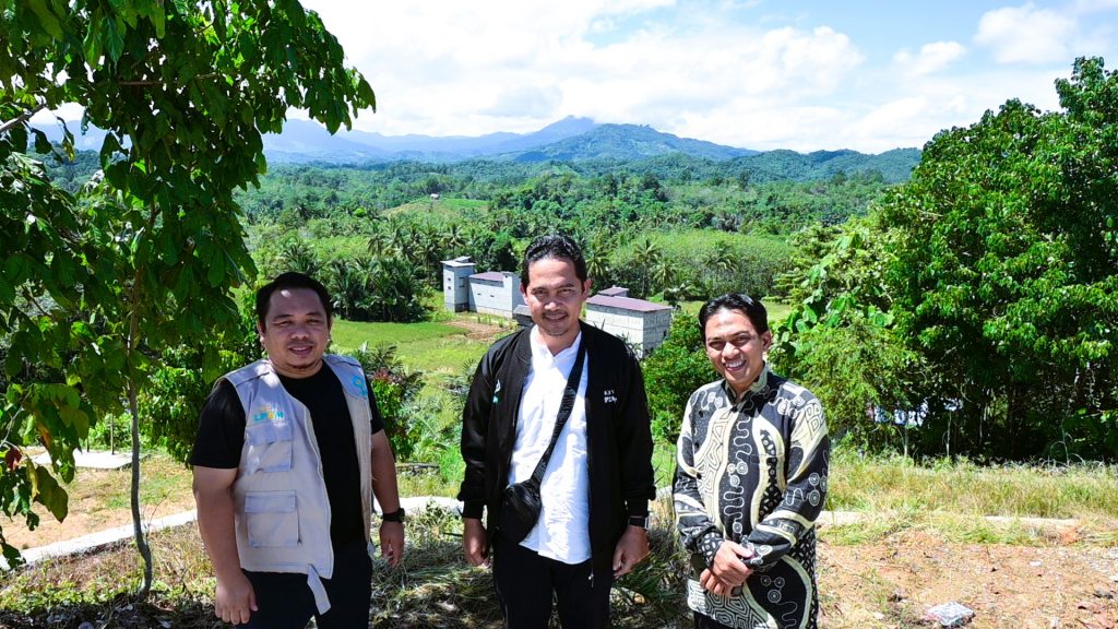 Foto bersama Tim LP2M dengan pemandangan alam Desa Hantakan (Foto:Humas/Achmad Magfur)