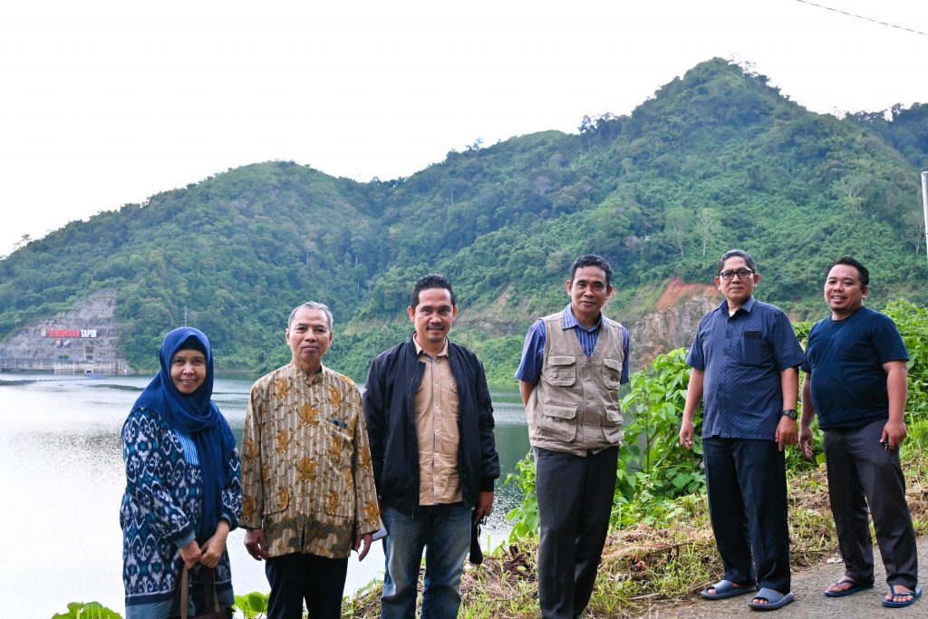 Foto bersama Tim Monitoring KKN UIN Antasari di Bendungan Tapin (Foto:Humas/Achmad Magfur)