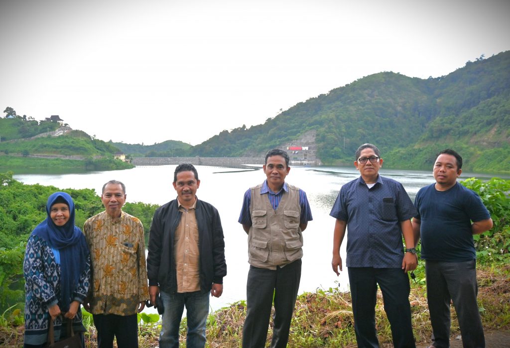 Foto bersama Tim Monitoring KKN UIN Antasari di pemandangan Bendungan Tapin (Foto:Humas/Achmad Magfur)