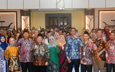 Foto bersama Wali Kota Banjarmasin dengan Forum Dekan FSH PTKIN se-Indonesia (Foto:Humas/Jamal Ripani) - kompres