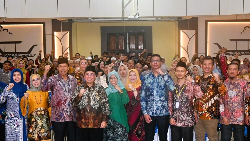 Foto bersama Wali Kota Banjarmasin dengan Forum Dekan FSH PTKIN se-Indonesia (Foto:Humas/Jamal Ripani) - kompres