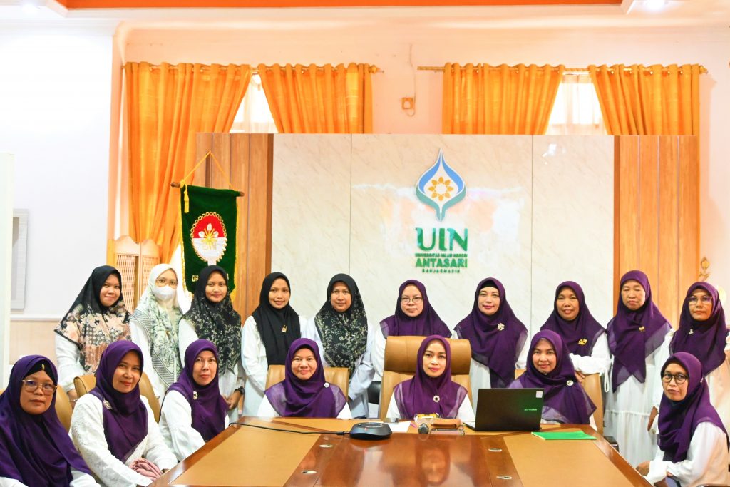 Foto bersama para pengurus DWP UIN Antasari di Ruang Rapat M. Asyari (Foto:Humas/Baiti Rahmi)