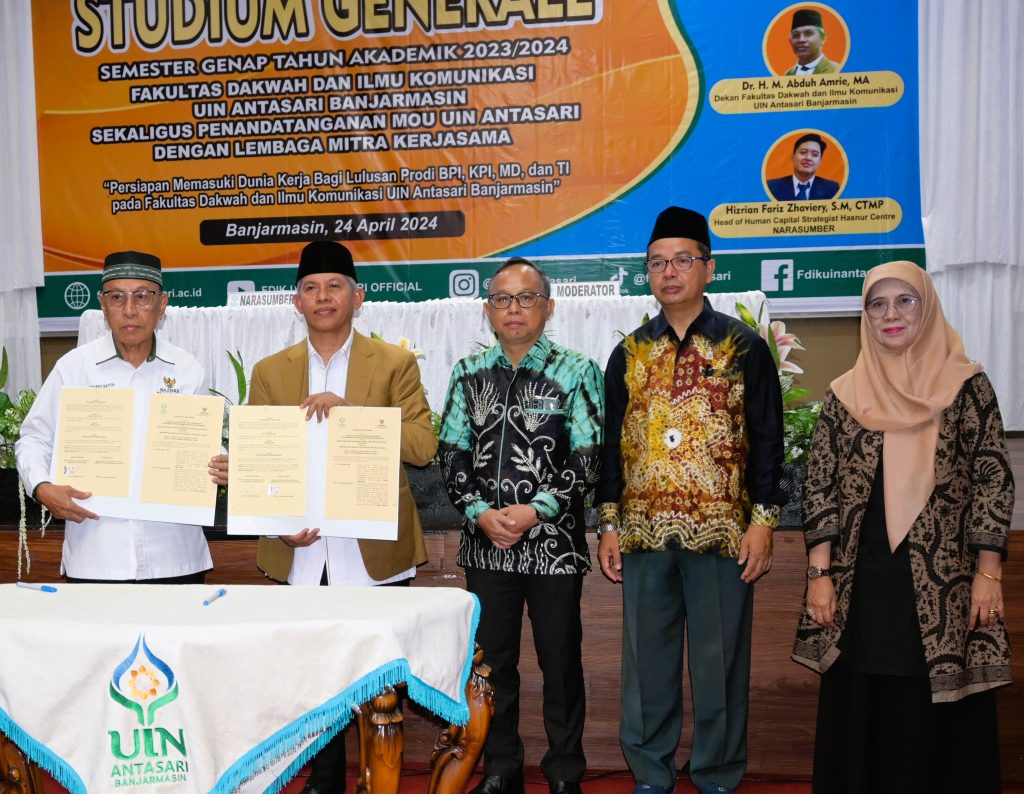 Foto bersama usai penandatanganan nota kesepahaman Baznas Kalsel dengan FDIK (Foto:Humas/Jamal Ripani)