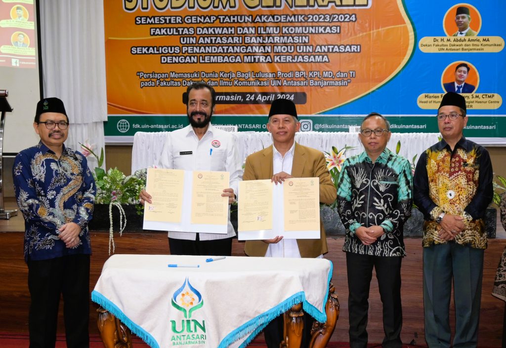 Foto bersama usai penandatanganan nota kesepahaman KPID Kalsel dengan FDIK (Foto:Humas/Jamal Ripani)