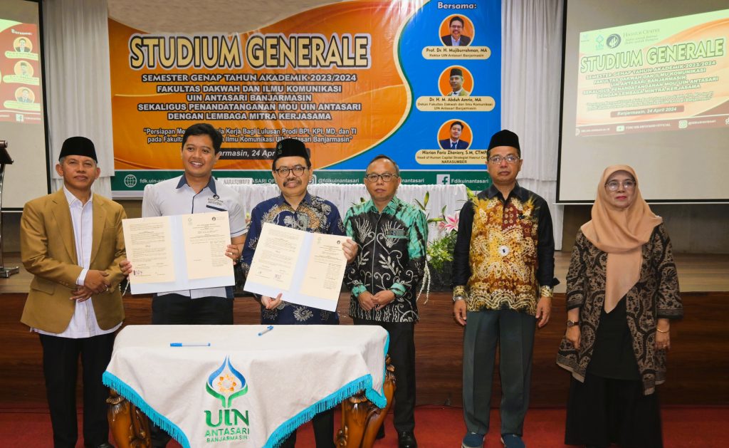 Foto bersama usai penandatanganan nota kesepahaman Yayasan Hasnur Center dengan UIN Antasari (Foto:Humas/Jamal Ripani)