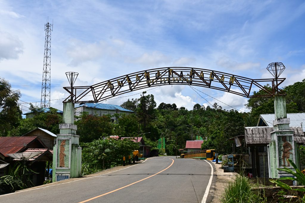 Gerbang perbatasan Kabupaten Banjar dan Kabupaten Tanah Bumbu di Kecamatan Paramasan (Foto:Humas/Achmad Magfur)