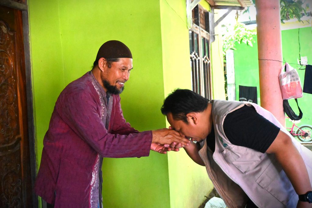 Guru Majidi saat menyambut kedatangan Tim LP2M UIN Antasari (Foto:Humas/Achmad Magfur)