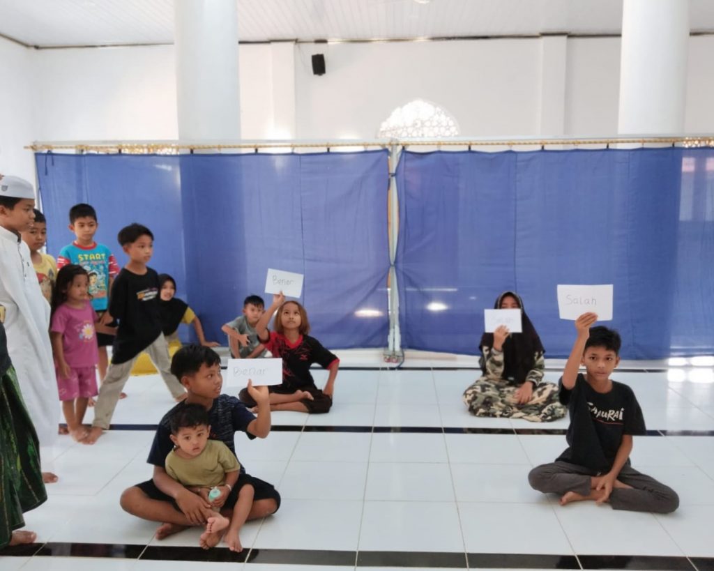 Keseruan anak-anak Desa Batu Hayam mengikuti lomba.