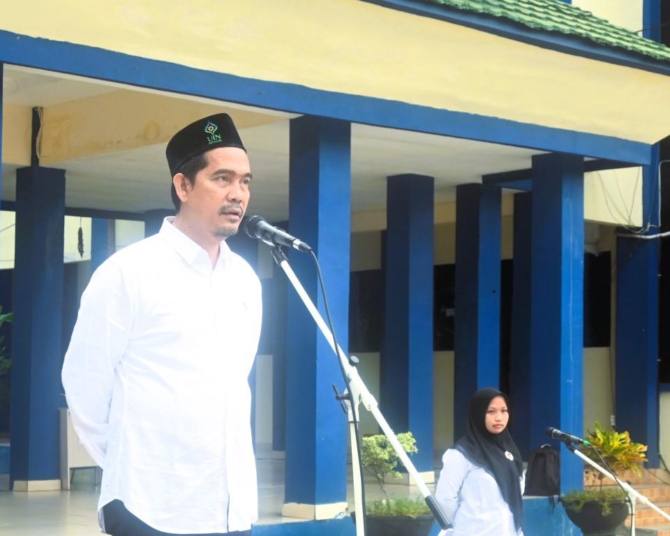 Ketua LP2M UIN Antasari Dr. M. Zainal Abidin, M.Ag. saat menjadi pembina apel mingguan (Foto Humas Jamal Ripani) - kompres