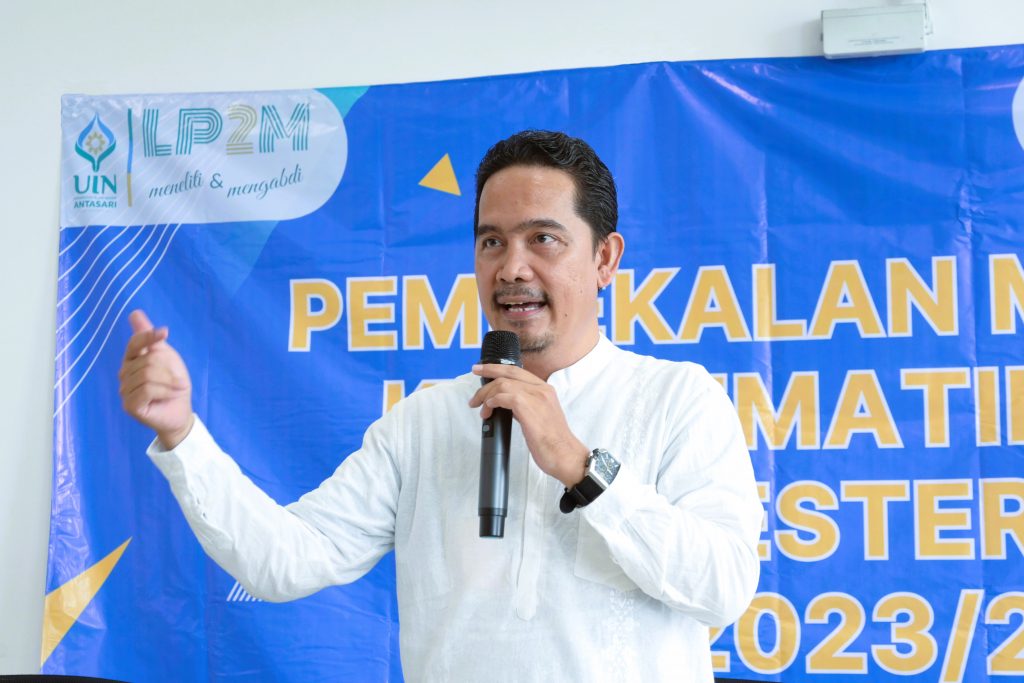 Ketua LP2M UIN Antasari Dr. Muhammad Zainal Abidin, M.Ag. saat memberikan pembekalan (Foto:Humas/Achmad Magfur)