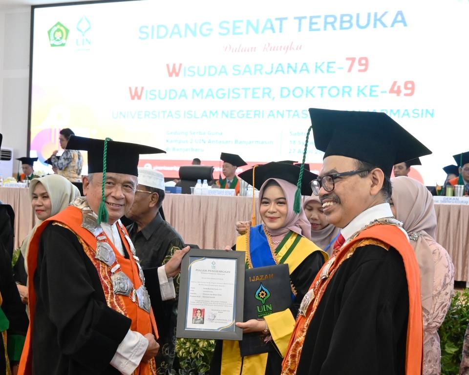 Ketua Senat saat meyerahkan penghargaan kepada wisudawati terbaik (Foto Humas Baiti Rahmi)