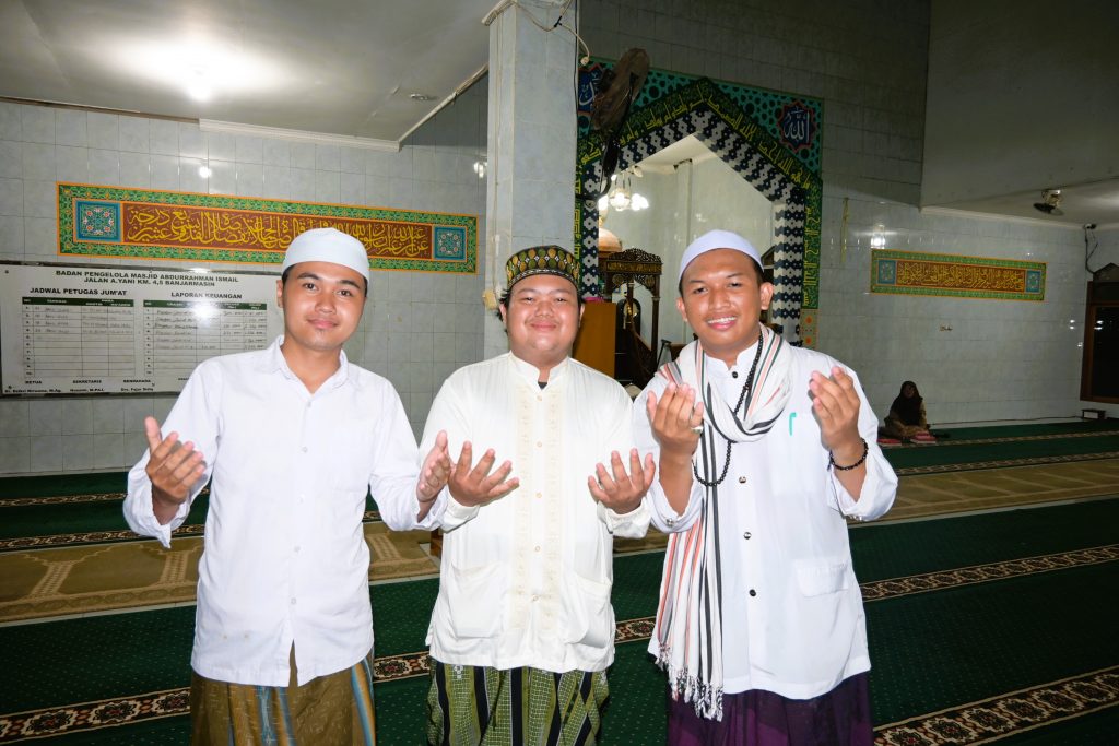Muhammad Arpai Akbar (tengah) saat berfoto bersama 2 musrif program pemondokan (Foto:Humas/Achmad Magfur)
