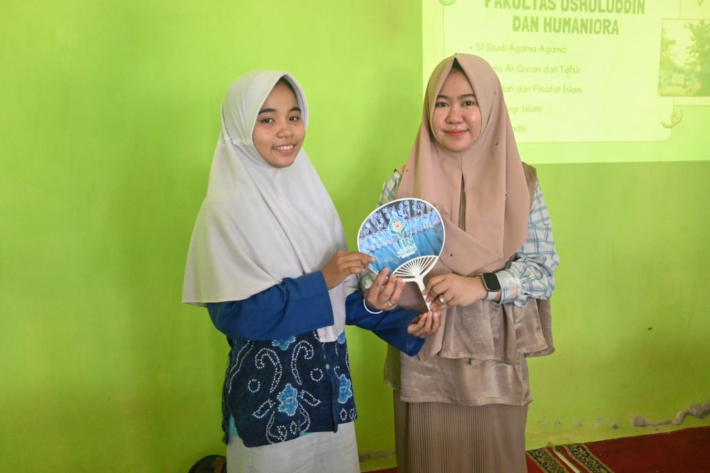 Nurrizky Novita Wardhani, S.Kom., M.I.Kom. saat menyerahkan hadiah kepada siswi MAN 1 Balangan (Foto:Humas/Jamal Ripani)