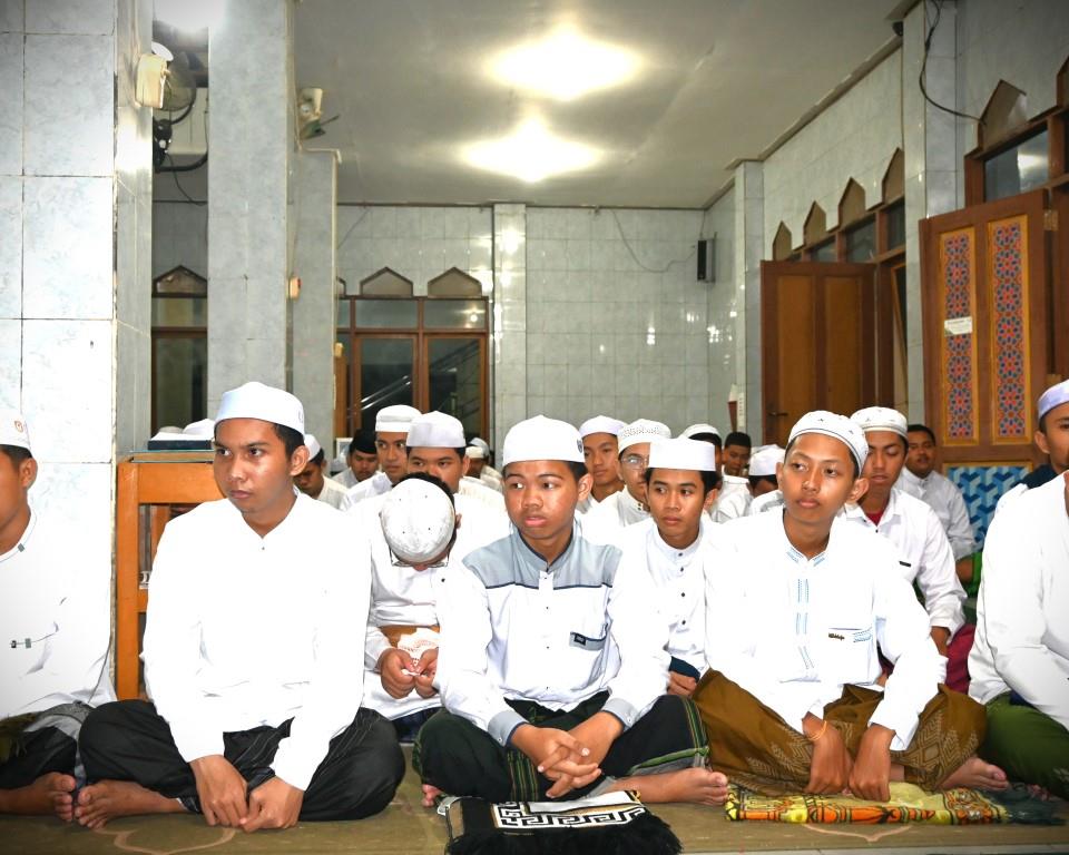 Para mahasantri saat mengikuti serius pembukaan program pemondokan tahap 3 2023-2024 (Foto Humas Jamal Ripani) - kompres