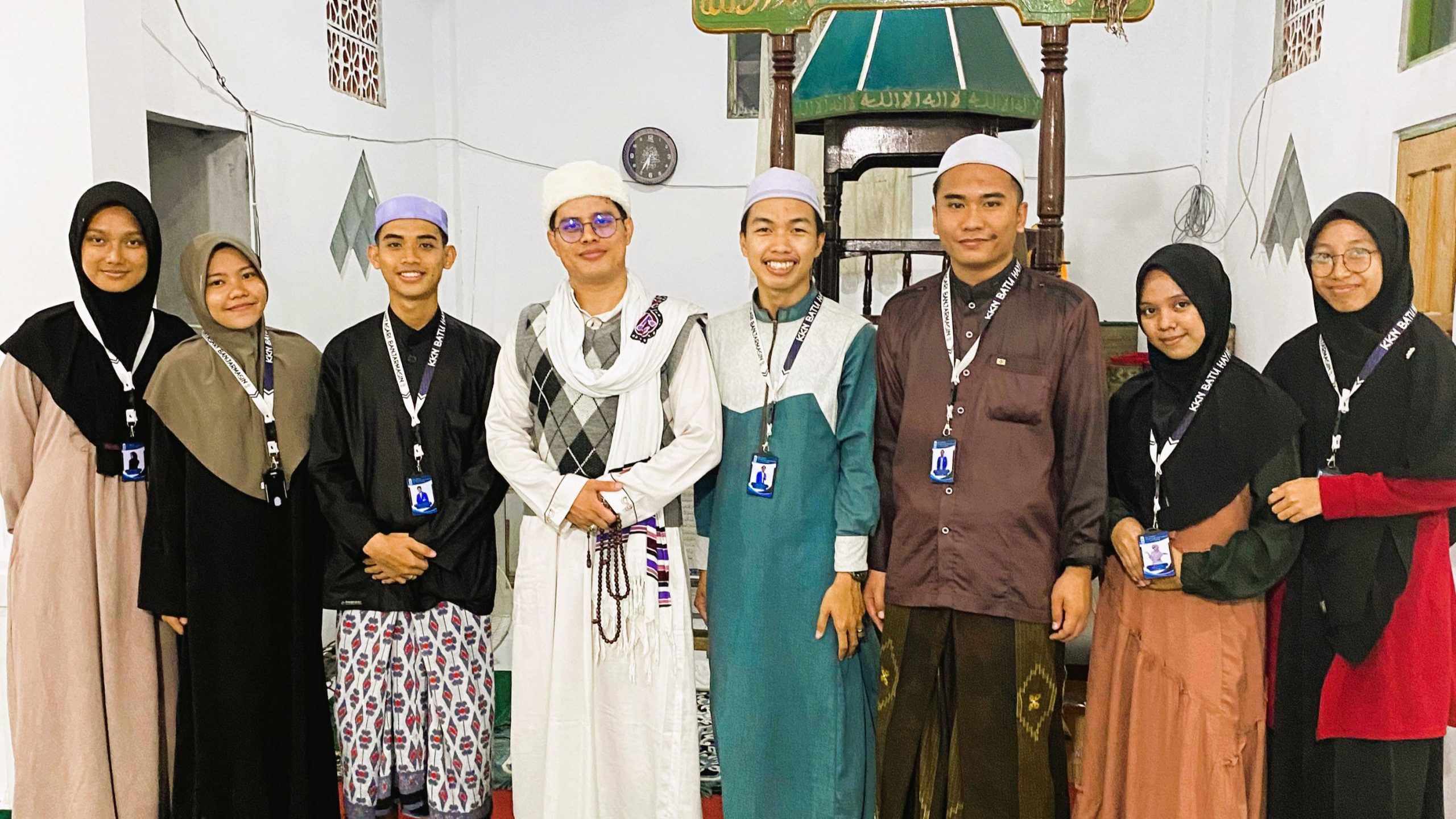 Para mahasiswa KKN saat berfoto bersama dengan penceramah.