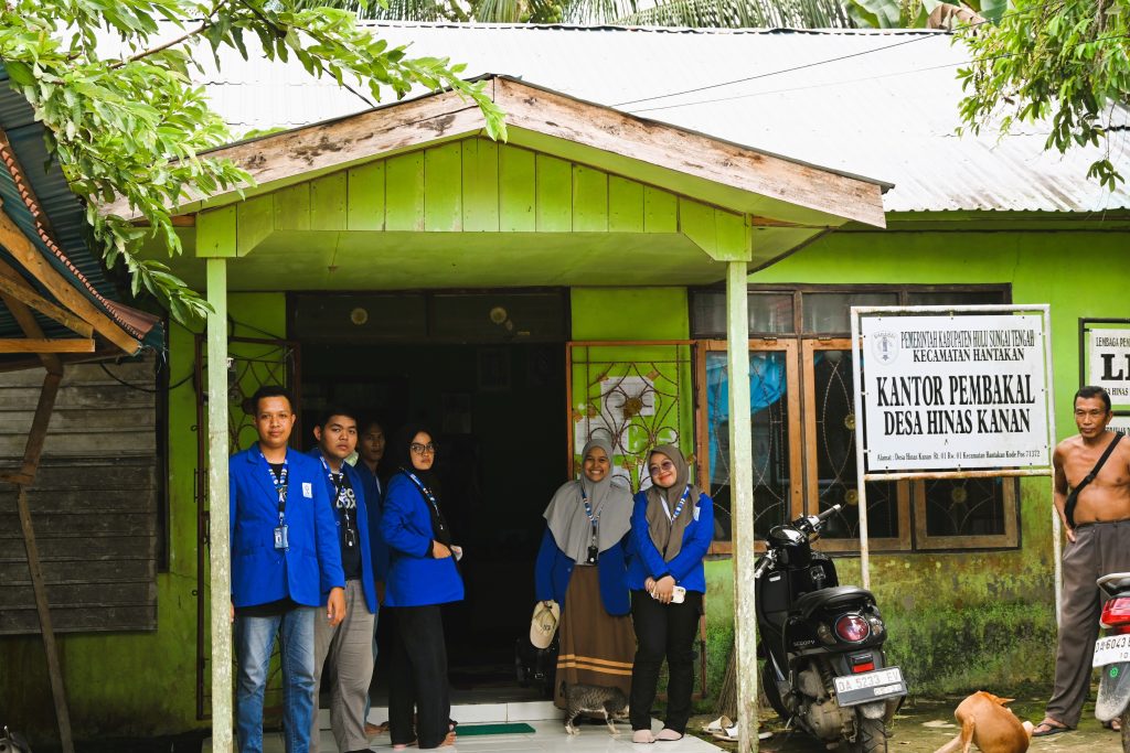 Para mahasiswa KKN saat melepas kepergian Tim Pengantaran LP2M (Foto:Humas/Achmad Magfur)