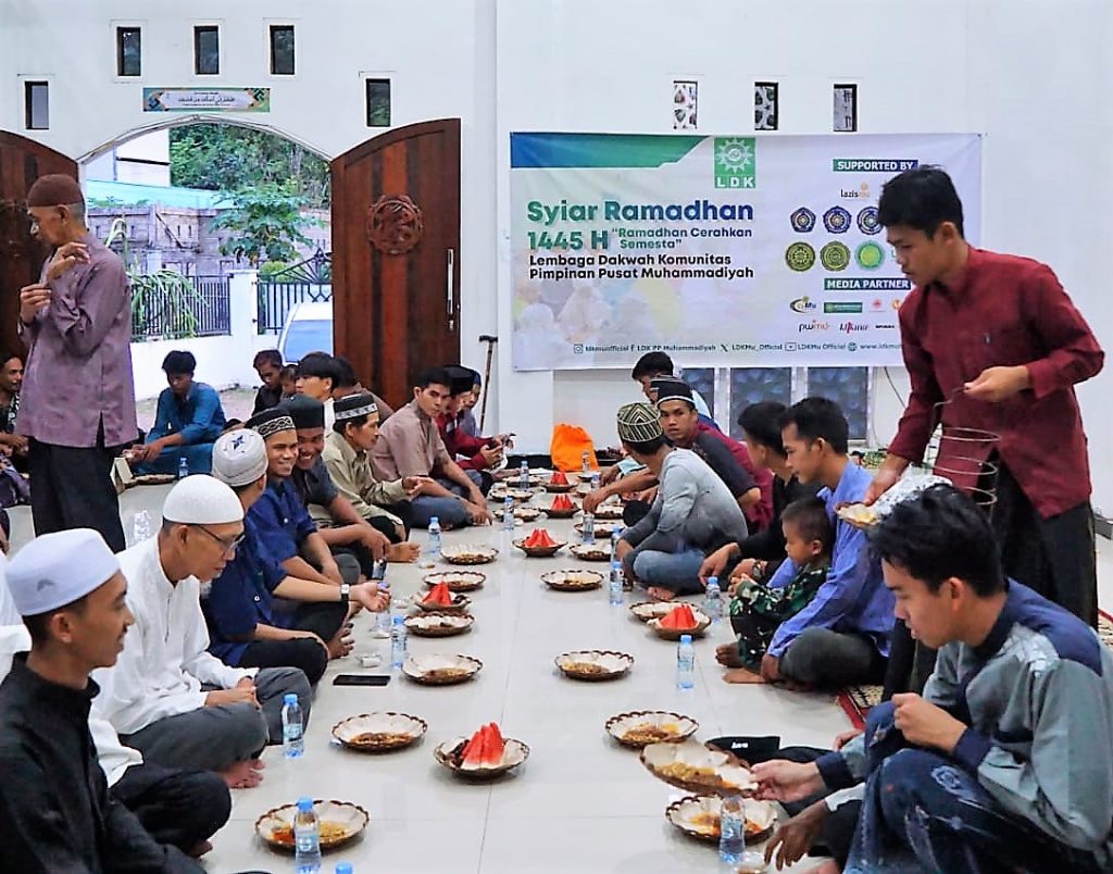 Para mahasiswa KKN saat membantu kelancaran buka puasa bersama.