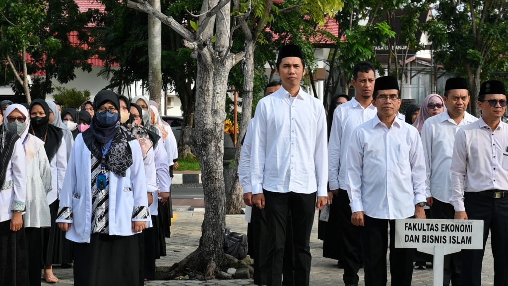 Para pegawai UIN Antasari saat serius mengikuti Apel Bulanan, 01 April 2024 (Foto:Humas/Jamal Ripani)