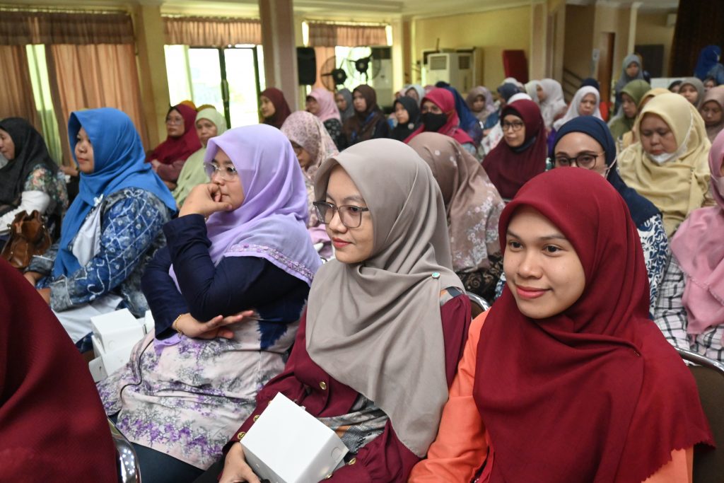 Para pegawai perempuan UIN Antasari saat serius mendengarkan arahan Rektor (Foto:Humas/Baiti Rahmi)